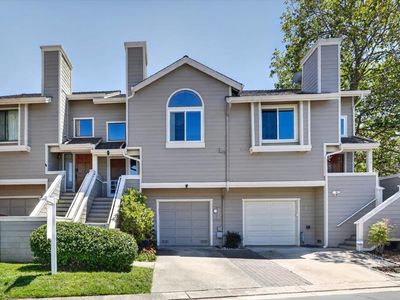 4 Carriage Ln