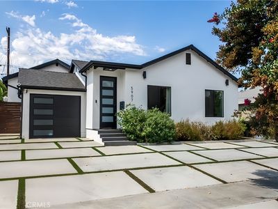 5907 Encino Ave