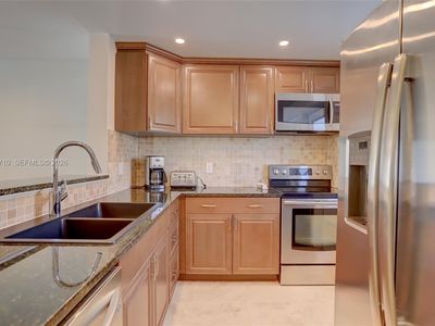2212 NE 1st Way APT 101