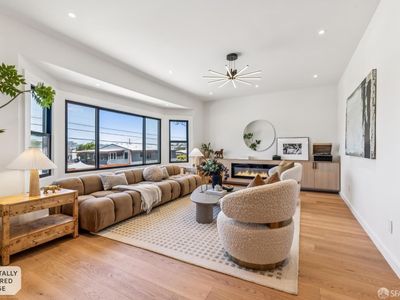 323 Chicago Way