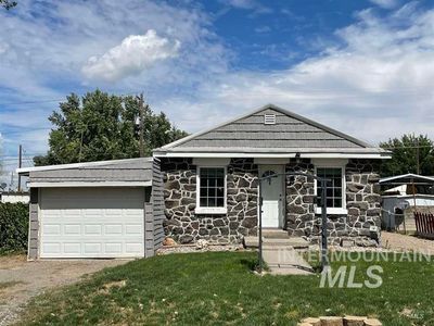 216 7th Ave W
