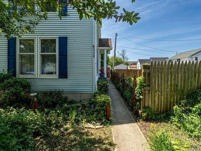 228 W Tupper St