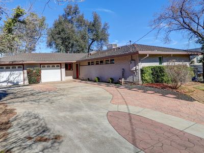 1890 Manchester Dr