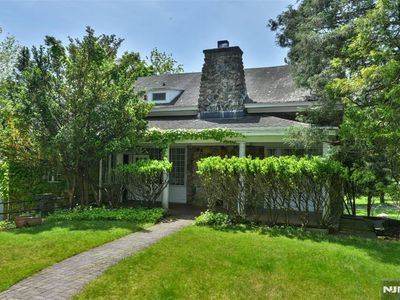 584 W Saddle River Rd