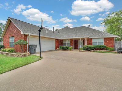 6810 NW Surreywood Cir