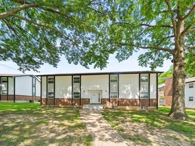 902 Twin Oaks Ter