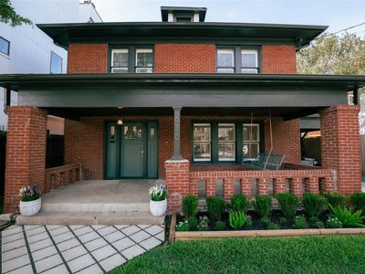 610 Hyde Park Blvd
