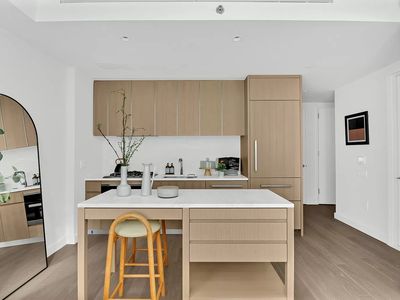 500 W 45th St UNIT 202