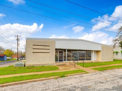 Property at 605 Upton Ave, Schulenburg, TX