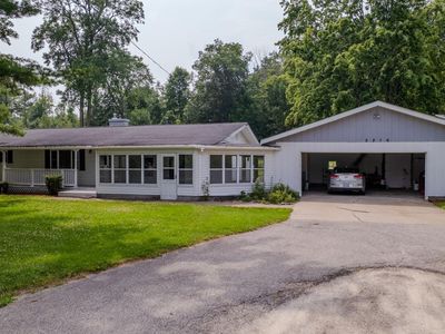 2216 Douglas Dr