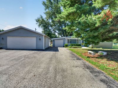 5775 Peart Rd