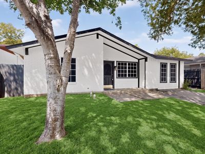 2441 Lakeshore Dr