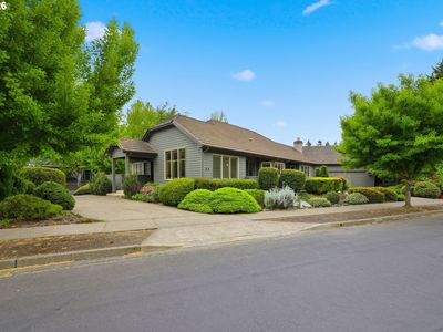 835 Fairway View Dr