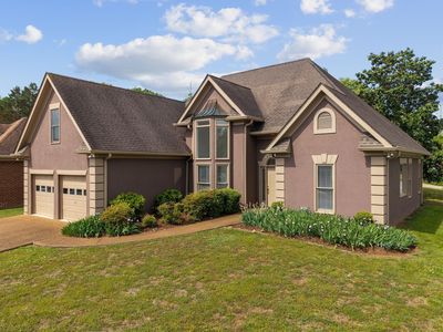 5034 Camelot Dr
