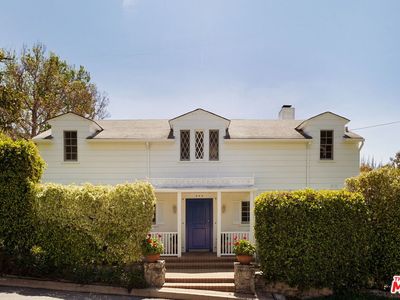 1540 Sunset Plaza Dr