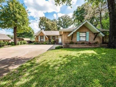 2102 Woodoak Dr