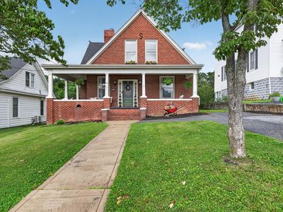 407 College St