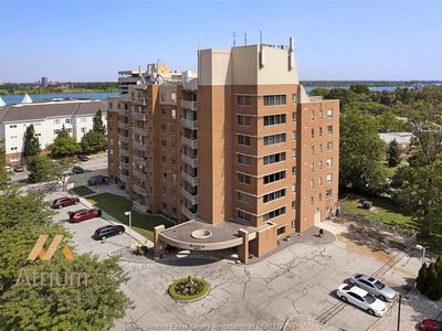 5064 Wyandotte St E #606