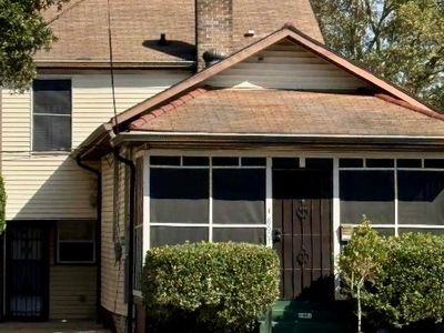 8607 S Claiborne Ave