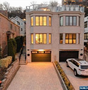 48 Myrtle Ave