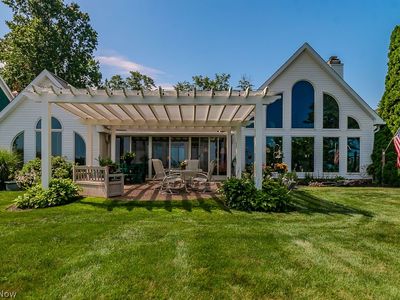 3711 Edgewater Dr