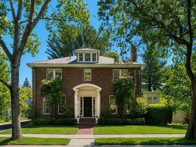 61 Larchwood Dr