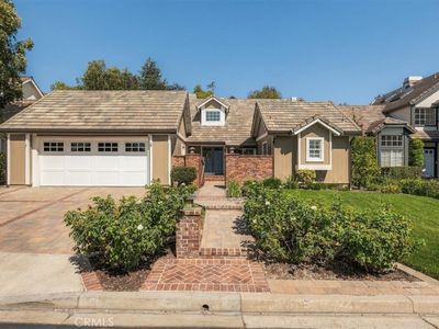 8 Lexington Way