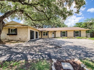 1111 GREY OAK DR