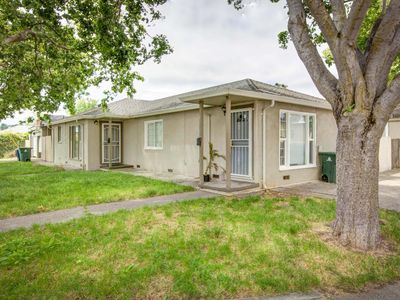 911-915 Rosewood Ave