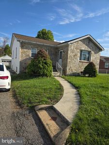 906 Hammonds Ln