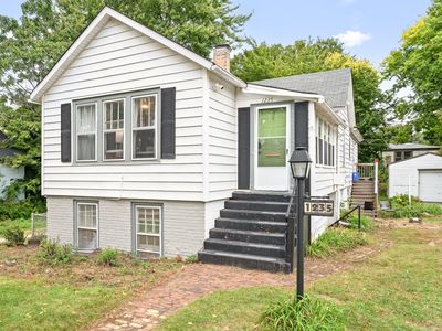1235 Leon Pl
