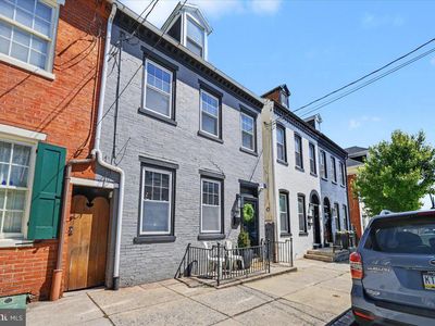 327 E Chestnut St