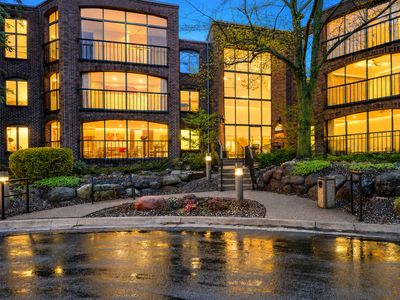 6051 Laurel Ave APT 207