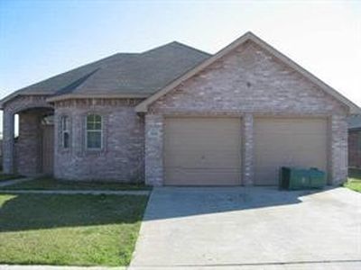 Property at 304 W Glen Meadow Dr, Glenn Heights, TX