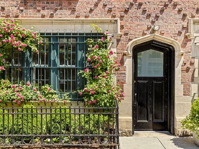 61 W 9th St SUITE 1A