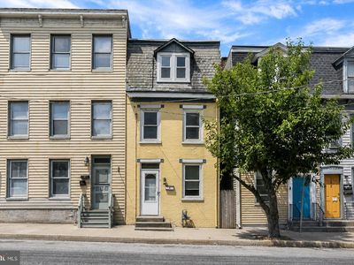 136 S Queen St