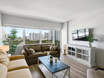 3250 NE 28th St APT 806