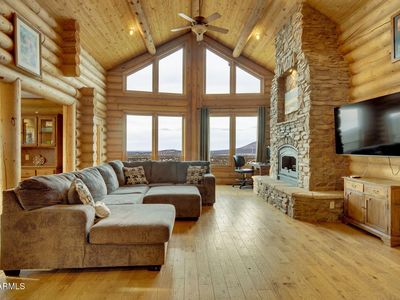 786 E Broncos Trail