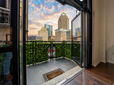 214 E TRAVIS ST APT 205