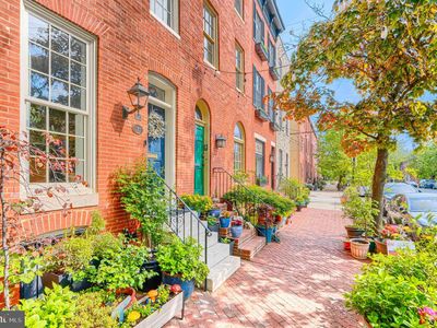 811 William St