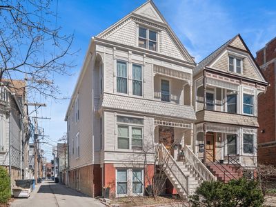 1042 W Barry Ave