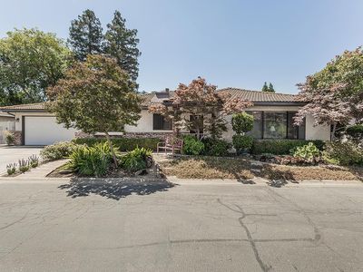 833 E El Paso Ave