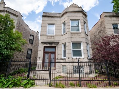 3122 W Fullerton Ave