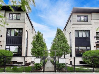 2247 N Rockwell St #1