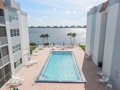 1502 S Lakeside Drive #401