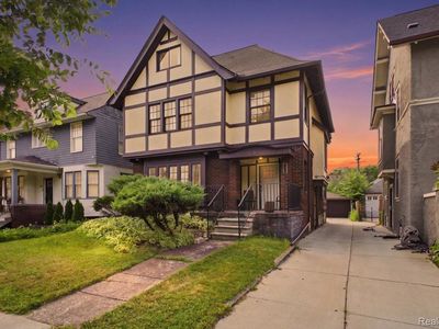 899 Edison St