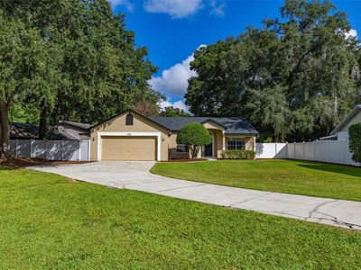 7918 LAKESIDE WOODS DRIVE