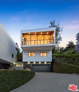2412 W Riverside Dr