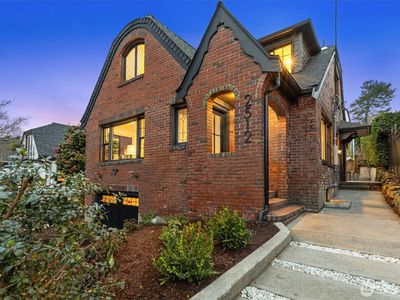 2512 Nob Hill Avenue N