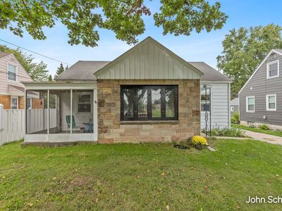 903 Edna St SE